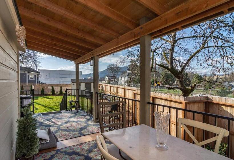 غرفة قياسية مطلّة علي الحديقة, Historical John Rast House Circa 1875