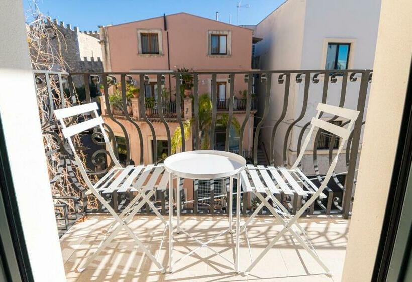 סוויטת ג'וניור עם מרפסת, Longo Suites