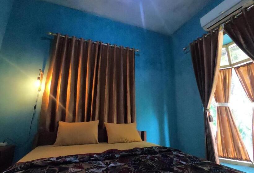 اتاق استاندارد با سرویس بهداشتی مشترک, Owl Hostel Karimunjawa