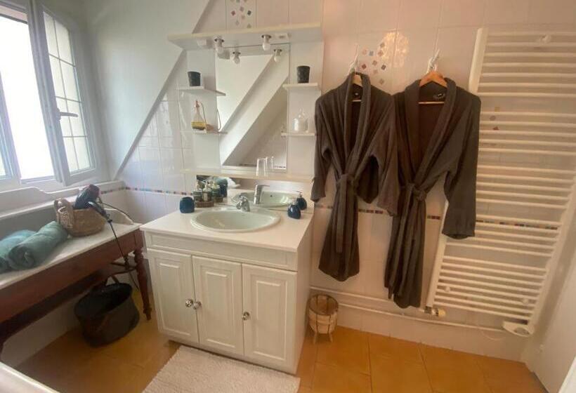 스탠다드 룸 풀장 전망, Chambre D Hôtes De Verdigné Piscine Chauffée Parking Wifi