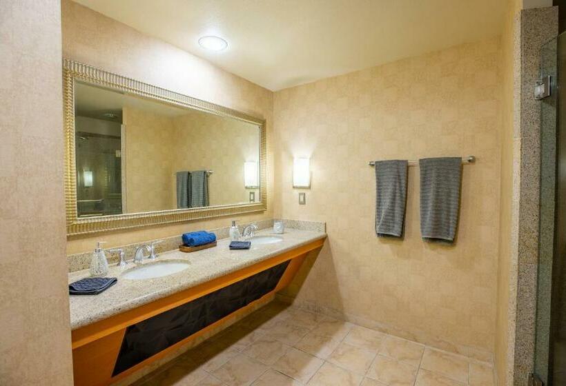 1 Bedroom Penthouse Apartment, 2100 Sqft Penthouse Suite W/ Strip Views! Pool Gym