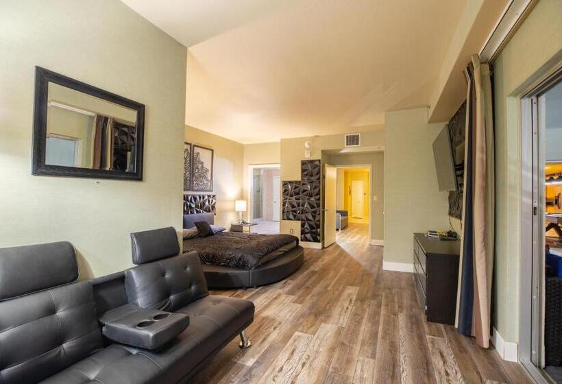 1 Bedroom Penthouse Apartment, 2100 Sqft Penthouse Suite W/ Strip Views! Pool Gym