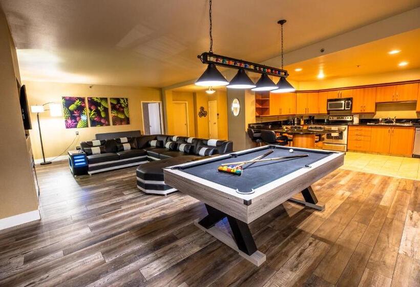 مجموعه ویستا شهر, 2100 Sqft Penthouse Suite W/ Strip Views! Pool Gym
