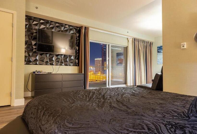 مجموعه ویستا شهر, 2100 Sqft Penthouse Suite W/ Strip Views! Pool Gym