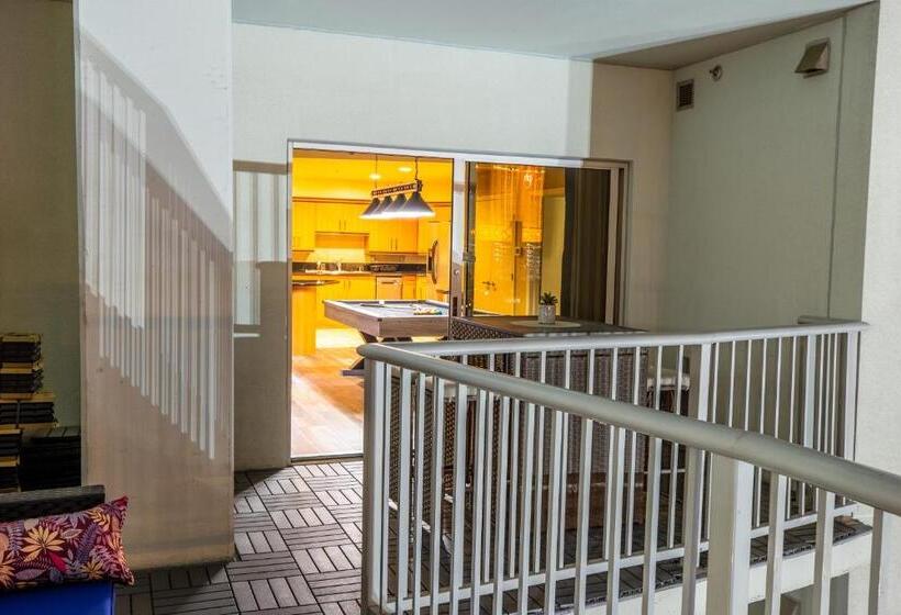 1 Bedroom Penthouse Apartment, 2100 Sqft Penthouse Suite W/ Strip Views! Pool Gym