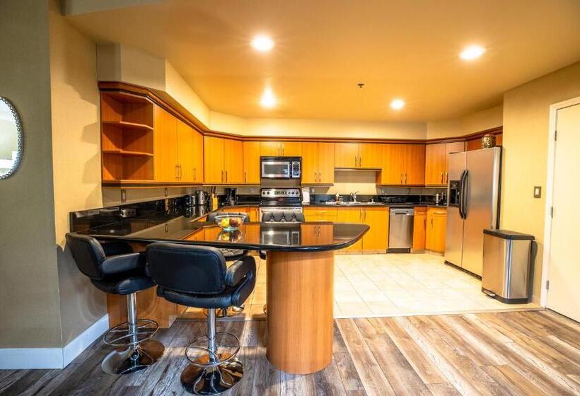1 Bedroom Penthouse Apartment, 2100 Sqft Penthouse Suite W/ Strip Views! Pool Gym