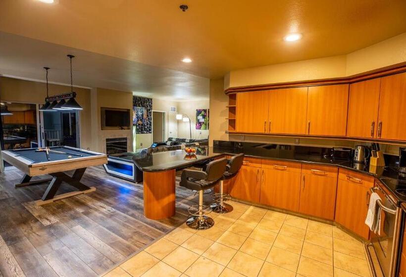 1 Bedroom Penthouse Apartment, 2100 Sqft Penthouse Suite W/ Strip Views! Pool Gym