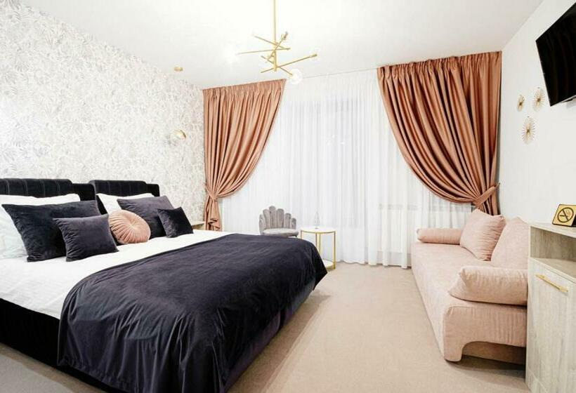 חדר משפחתי, Liane Boutique