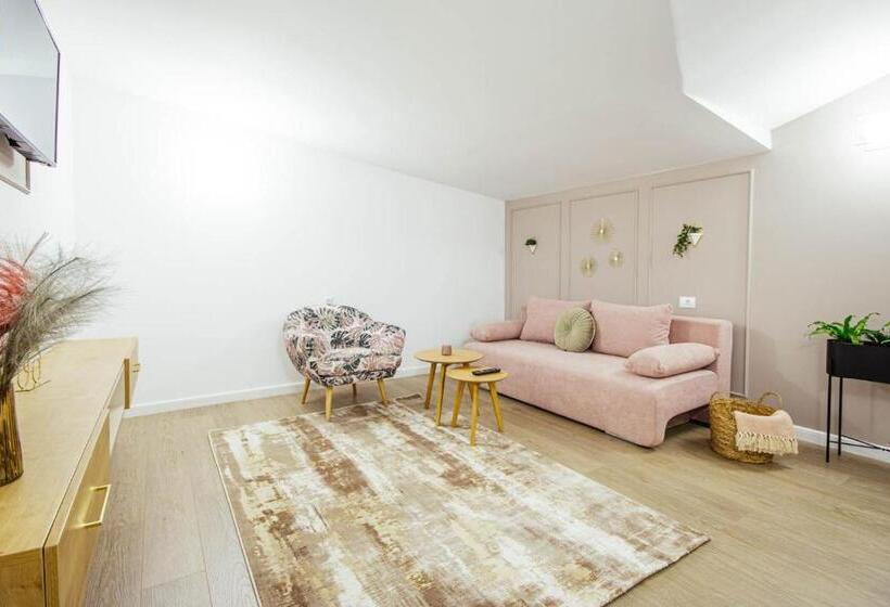 דירת חדר, Liane Boutique