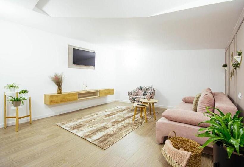 דירת חדר, Liane Boutique