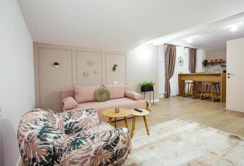 דירת חדר, Liane Boutique