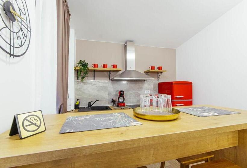 דירת חדר, Liane Boutique