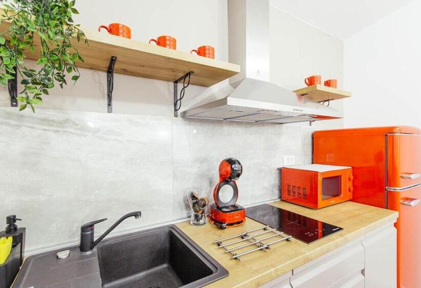 דירת חדר, Liane Boutique