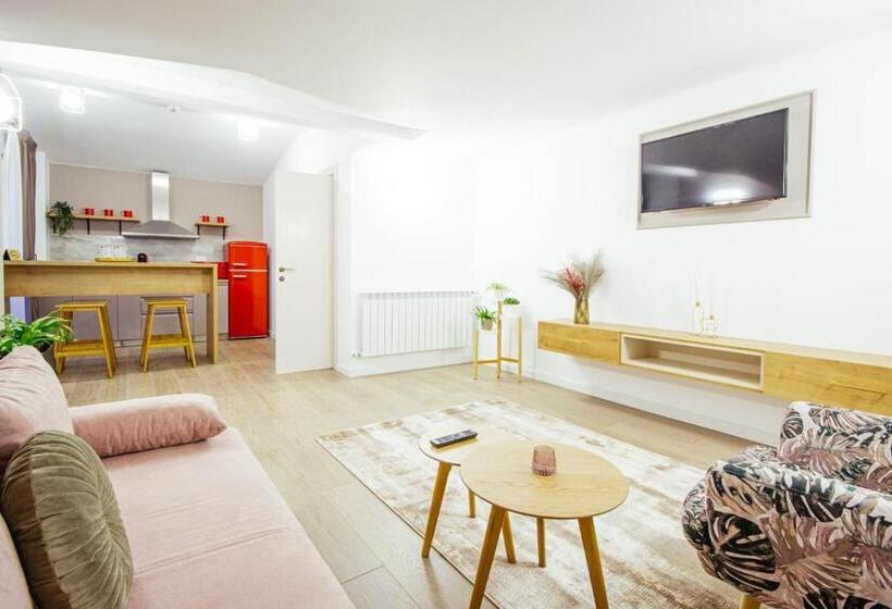 דירת חדר, Liane Boutique