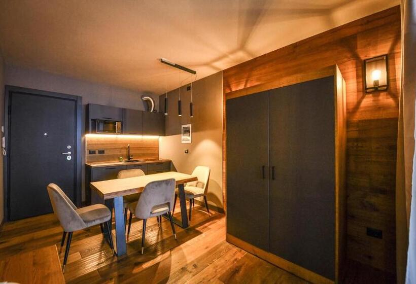 スタンダードスタジオ, Chalet Everest   Luxury Apartments