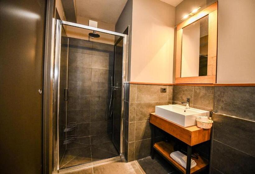 スタンダードスタジオ, Chalet Everest   Luxury Apartments