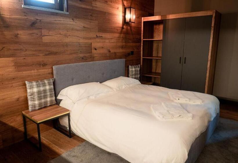 スタンダードスタジオ, Chalet Everest   Luxury Apartments