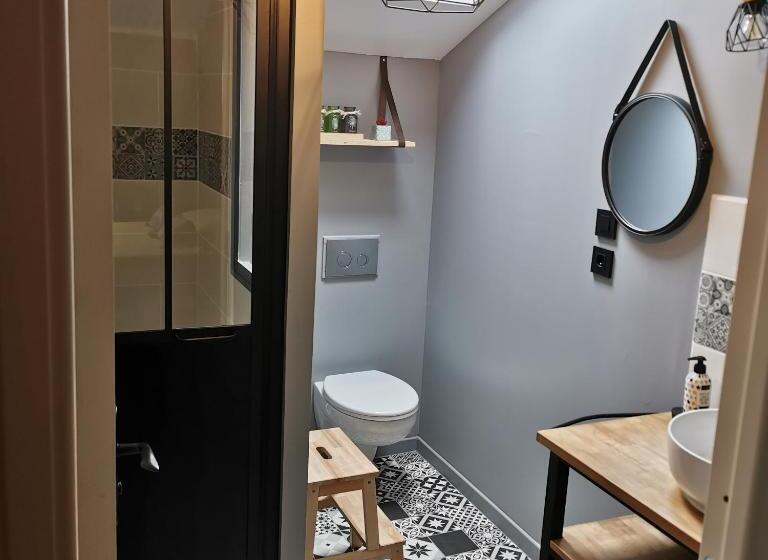 豪华房间, Ker Isari