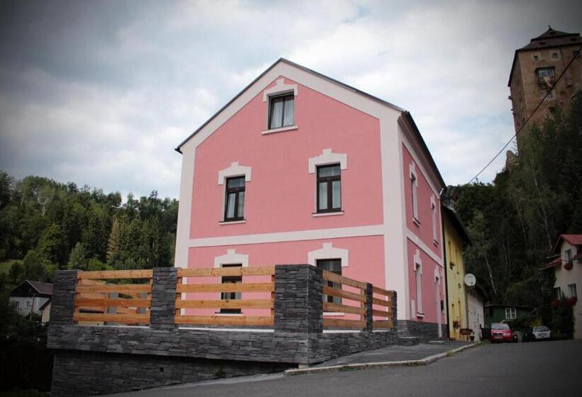 جناح, Apartmány V Podhradí