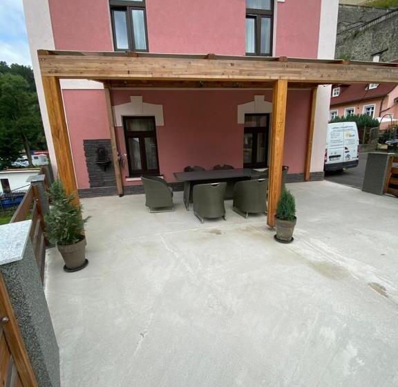 جناح, Apartmány V Podhradí