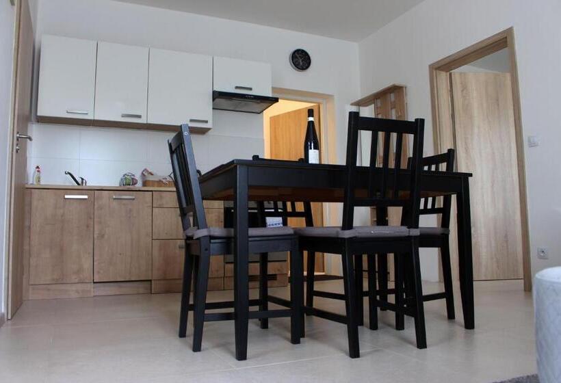 جناح, Apartmány V Podhradí