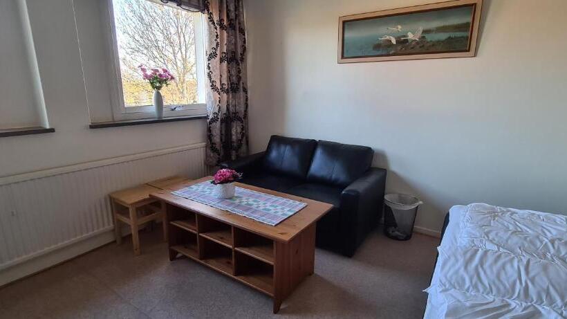 家庭房间共用浴室, Kg Sleepover & Ställplats