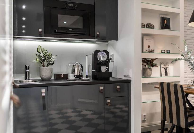 디럭스 룸, Fabian