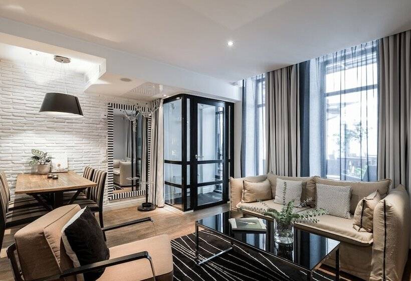 디럭스 룸, Fabian