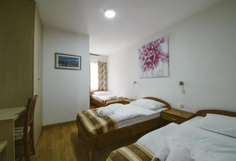 اتاق استاندارد سه نفره, Flowers