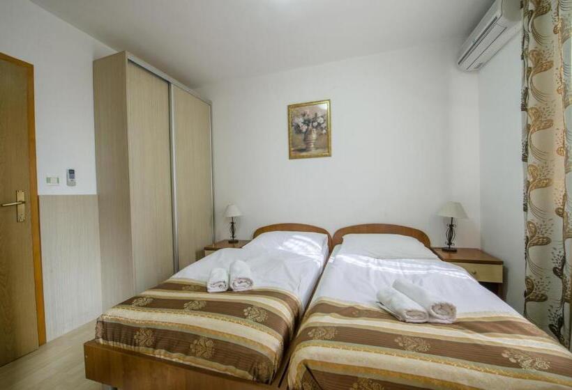 اتاق استاندارد, Flowers