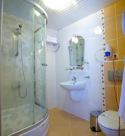 غرفة قياسية ثلاثية, Hermanos