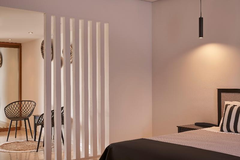 سوییت جونیور با چشمانداز دریا, Xenia Poros Image