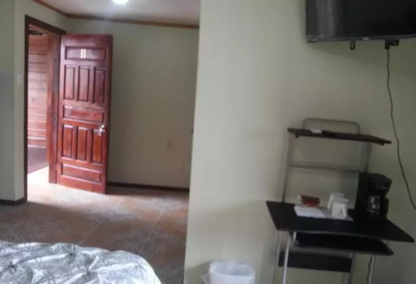 سوئیت با تخت بزرگ, La Delphina Bed And Breakfast Bar And Grill