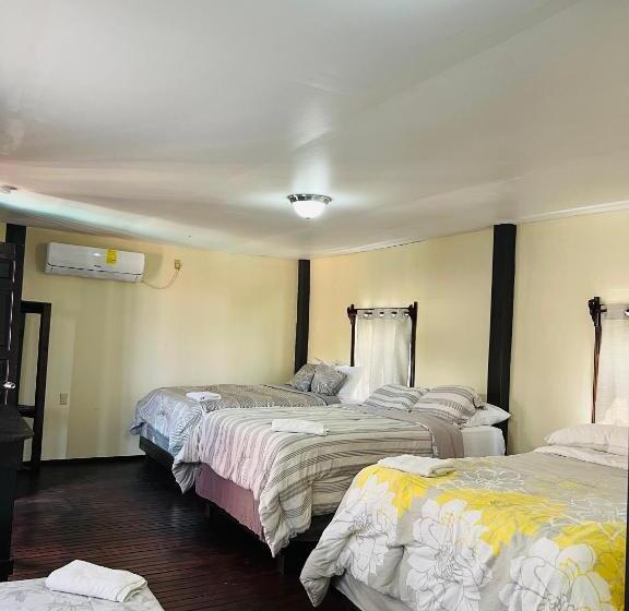 Habitación Familiar Deluxe, La Delphina Bed And Breakfast Bar And Grill