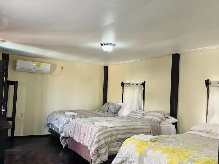 اتاق خانوادگی, La Delphina Bed And Breakfast Bar And Grill