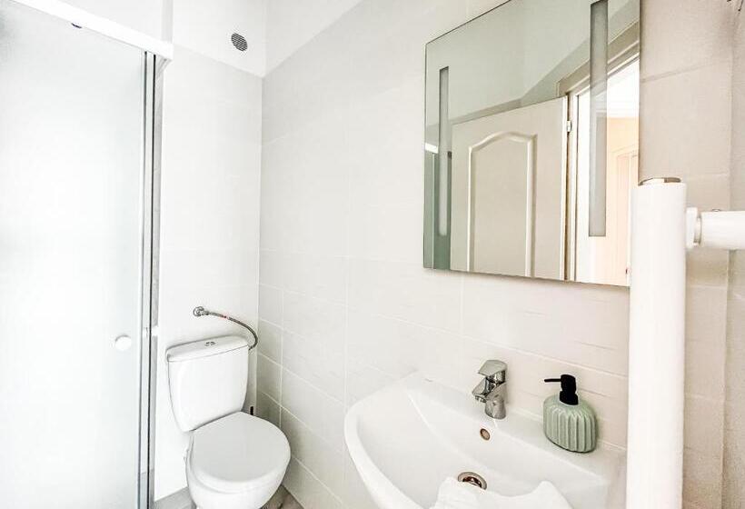 Трехместный Номер Стандарт с Балконом, Villa 21 Boutique Rooms