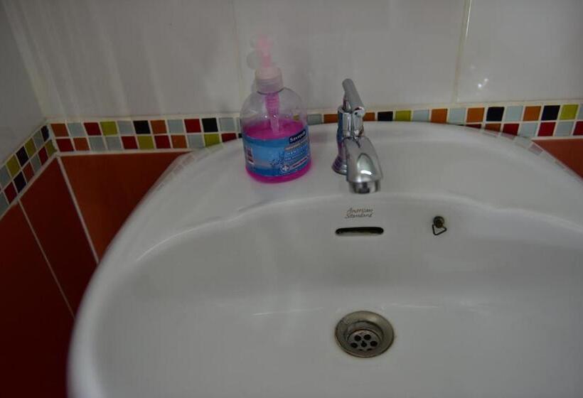 Номер Deluxe, Kt Knight