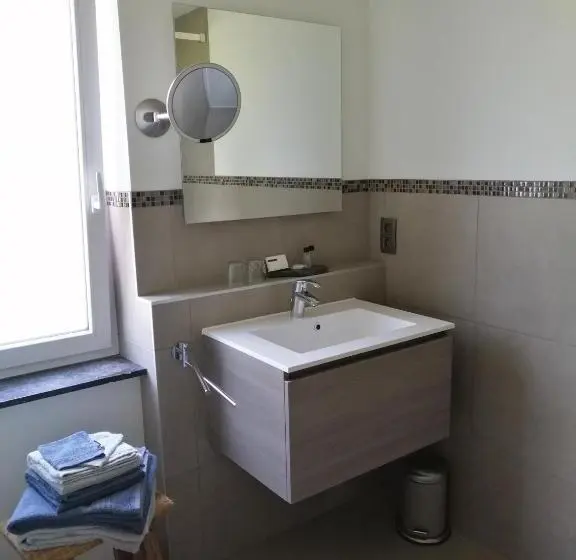 اتاق لوکس با تخت بزرگ, La Roseraie