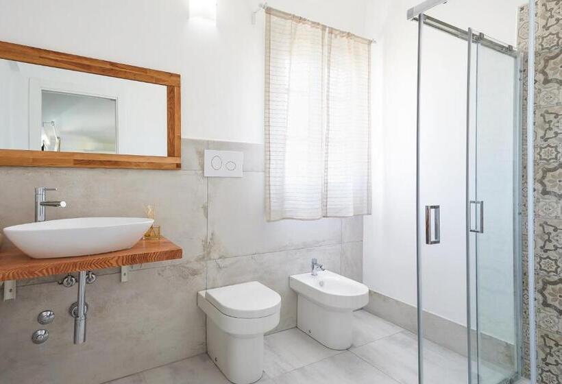 חדר סטנדרט לשלושה עם נוף לגינה, I Gufi Bed & Breakfast Marzamemi