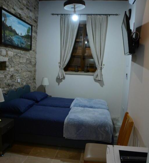 スタンダードルーム, Lazaros Stonehouse