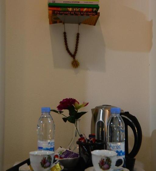 スタンダードルーム, Lazaros Stonehouse