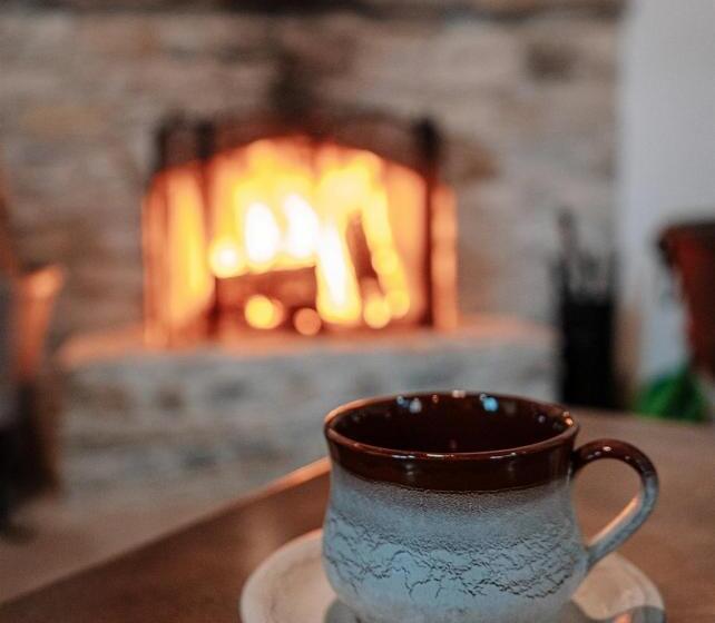 スタンダードルーム, Lazaros Stonehouse