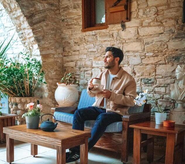 スタンダードルーム, Lazaros Stonehouse