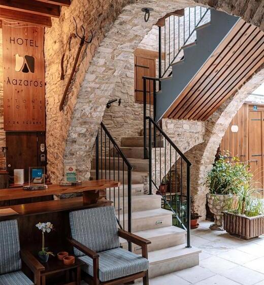 スタンダードルーム, Lazaros Stonehouse