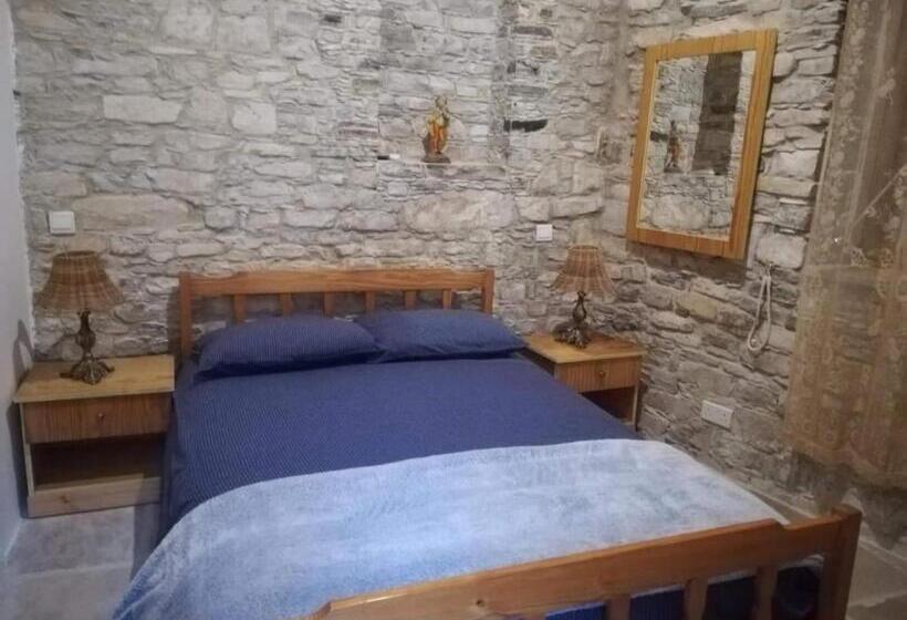 エコノミールーム, Lazaros Stonehouse