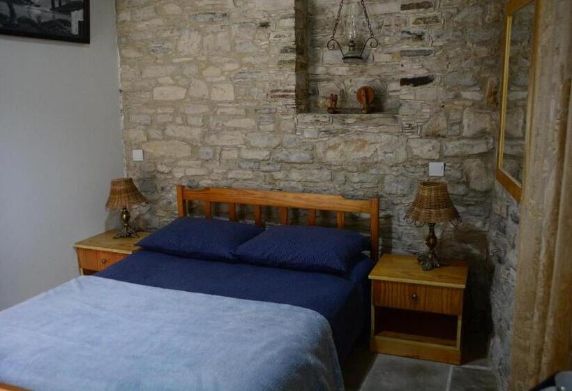 エコノミールーム, Lazaros Stonehouse