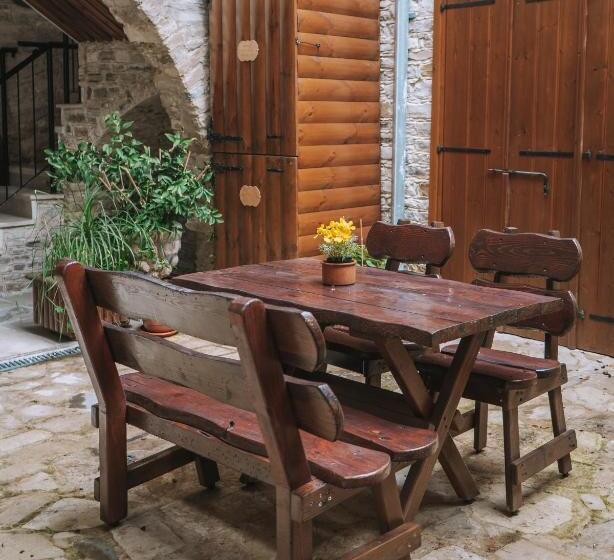 身障者適用スタンダードルーム, Lazaros Stonehouse