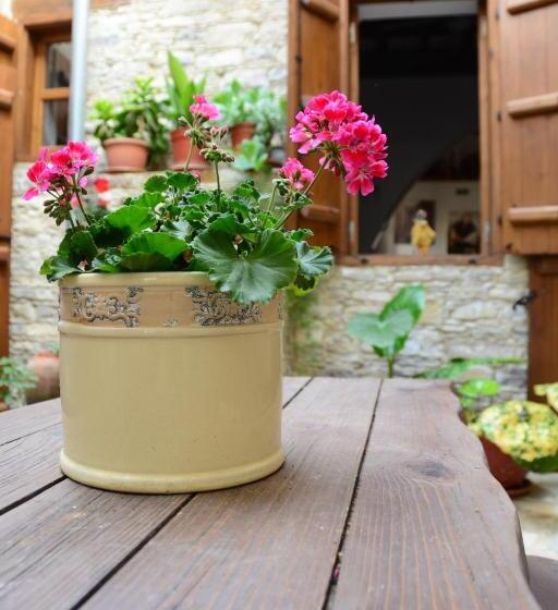 身障者適用スタンダードルーム, Lazaros Stonehouse