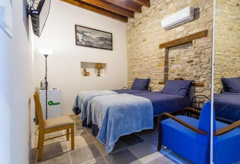 身障者適用スタンダードルーム, Lazaros Stonehouse