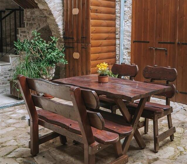 身障者適用スタンダードルーム, Lazaros Stonehouse